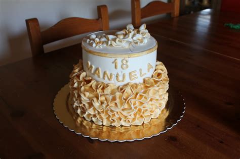 Torta 18 anni bianca e oro con effetto ruffle.